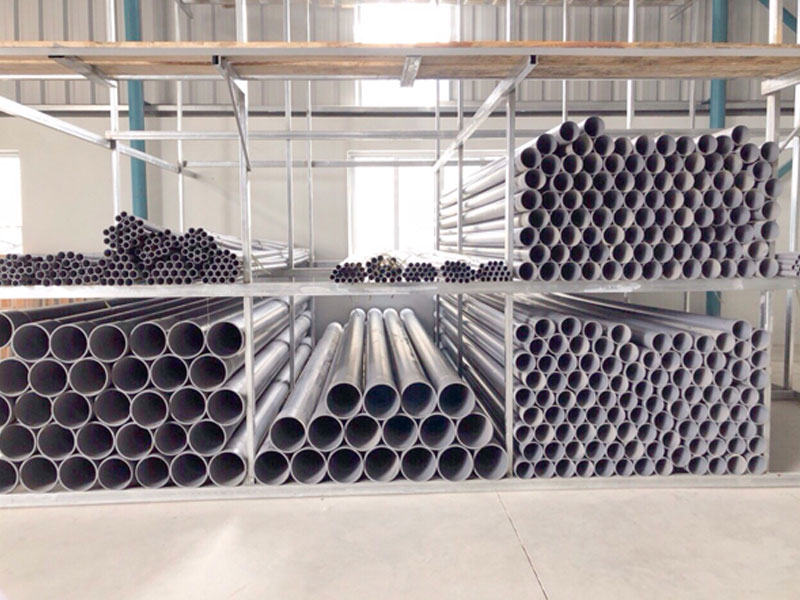 Ống nhựa uPVC là một loại ống nhựa rất phổ biến và được sử dụng rộng rãi bởi tính năng của nó. Ống nhựa uPVC nhẹ, độ bền và độ dẻo cao, giúp cho bạn có thể dễ dàng lắp đặt và sử dụng, từ đường ống dẫn nước cho đến các hệ thống ống thông gió.